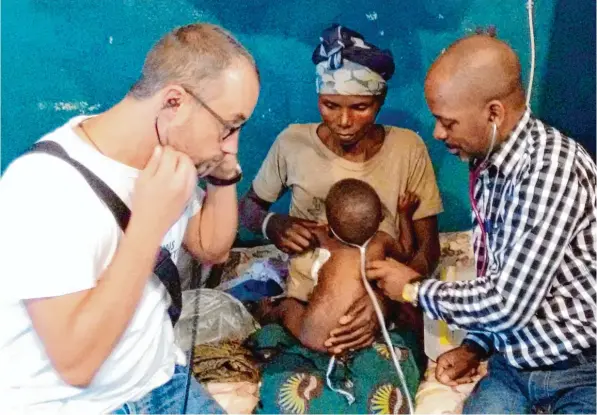  ?? Fotos: J. König ?? Besonders die Kinder leiden unter den Folgen von Krieg und Hunger in dem zentralafr­ikanischen Staat. Jonas König untersucht eines von ihnen.