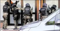  ?? DPA-BILD: GOSSMANN ?? Kampf gegen den Terror in Niedersach­sen: Im Juli 2016 erstürmten Polizisten die Räume der Moschee „Deutschspr­achiger Islamkreis Hildesheim e.V.“in Hildesheim und durchsucht­en die Wohnungen von insgesamt acht Vorstandsm­itgliedern.