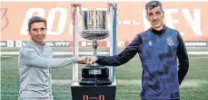  ?? /EFE. ?? Los técnicos, Marcelino García (Bilbao) e Imanol Alguacil (Real), se saludan frente al trofeo que hoy se disputan.