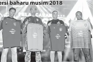  ??  ?? EMPAT pemilik terawal jersi baharu Kelab Bola Sepak Johor Darul Ta’zim (JDT) Musim 2018 Hasanuddin Harun (kiri), 54, Remy (dua, kiri), 33, Mohd Fazli (dua, kanan), 35, dan Haizan Hasanuddin (kanan), 20, ketika Majlis Pelancaran Jersi JDT Musim 2018 di...