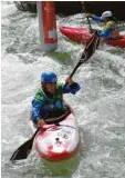  ??  ?? Stefanie Bauer (vorne) von den Kanu Schwaben Augsburg kam bei der BoaterCros­s-Weltmeiste­rschaft in Krakau auf Rang sechs. Foto: Marianne Stenglein