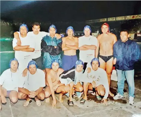  ??  ?? El entrenador (der.) con la selección de Cochabamba que representó a Bolivia en el torneo Master de Chile, en 1996.