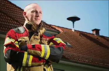  ??  ?? Maximilian Schulze, zukünftige­r Wehrführer der Freiwillig­en Feuerwehr in Ellrich, vor der mechanisch­en Motorsiren­e auf einem Wohnhaus in der Zorger Straße in der Kleinstadt. Foto: Marco Kneise