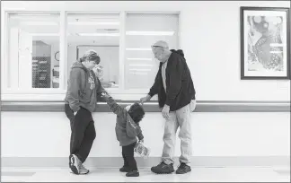  ?? PHOTOS BY TY WRIGHT / THE NEW YORK TIMES ?? Tamara and Jimmy Clay play with a granddaugh­ter, Jakiah Rayne Clay, on March 17 at the hospital where her day-old sister was going through opioid withdrawal, in Richmond, Ky.