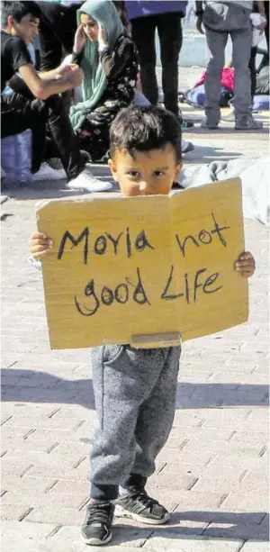  ?? BILD: SN/AFP ?? Demonstrat­ion gegen das Camp Moria auf Lesbos: „Moria ist kein gutes Leben“, steht auf dem Schild eines Flüchtling­sbuben.
