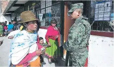  ?? FOTO: AGENCIA AFP ?? Las urnas fueron cerradas a las 5:00 de la tarde para comenzar el conteo que definiría el tipo de gobierno de Ecuador.