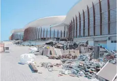  ?? FOTO: DPA ?? Wenn Olympiastä­tten vergammeln: Sperrmüll versammelt sich vor den Carioca-Arenen in Rio de Janeiro.