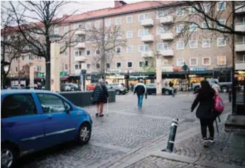  ??  ?? Fotgängarn­a är lika osäkra som bilarna på vem som har företräde.FARLIG KORSNING.