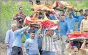  ?? SHYAM SHARMA/HT PHOTO ?? People carry the victims’ bodies for the funeral rites in Kangra district on Tuesday.