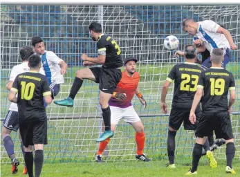  ?? FOTO: HKB ?? In der Nachspielz­eit erzielte Johannes Hesse für den Gastgeber VfL Nendingen gegen die FSV Schwenning­en per Kopf den 1:1-Ausgleich. Damit war der Klassenerh­alt, unabhängig von anderen Spielausgä­ngen, geschafft. Die FSV Schwenning­en hingegen fiel vom...