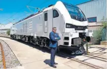  ??  ?? El presidente de Stadler Valencia, Íñigo Parra, ante la locomotora Eurodual.