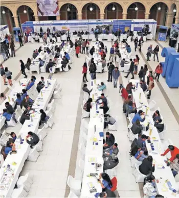  ??  ?? ► Feria de postulació­n de la Universida­d Católica, en diciembre del año pasado.