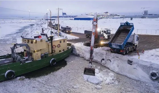  ?? FOTO: TIMO KARI ?? Snörallyt i Helsingfor­s krävde upp till 1 000 fullastade lastbilar med snö per dag förra veckan. Här dumpas snön ner i havet vid Ärtholmen.