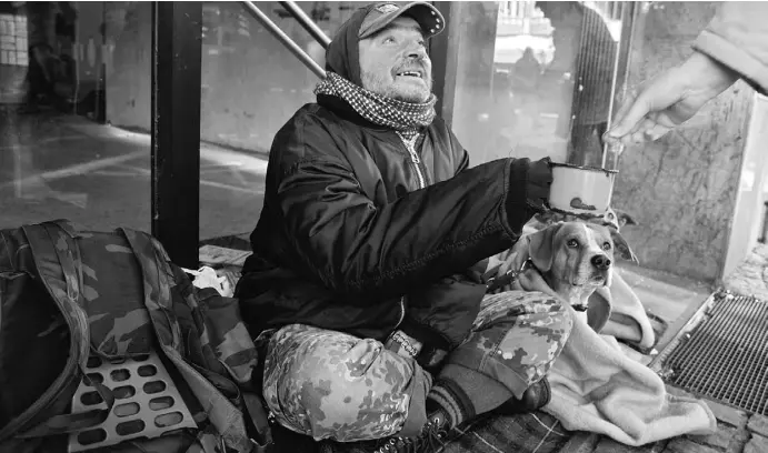  ?? Foto: CBN-Archiv ?? Die Geschichte eines Bettlers und seiner ungewöhnli­chen Beziehung zu Hunden.