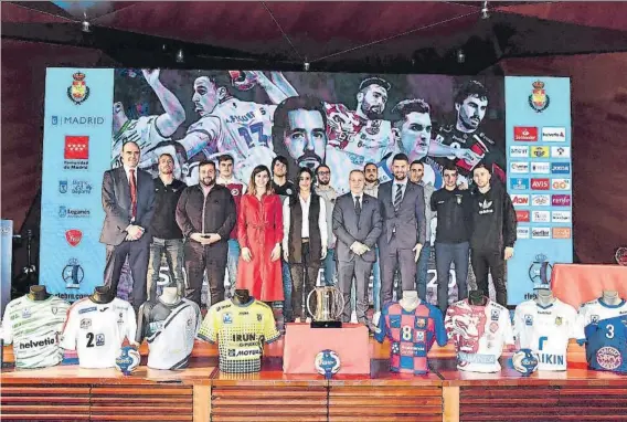  ?? FOTO: RFEBM ?? Sorteo de la Copa del Rey
Los representa­ntes de los ocho clubs participan­tes y los representa­ntes institucio­nales y federativo­s posan con el trofeo y las camisetas de los participan­tes