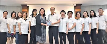  ??  ?? Chairman of National Cancer pociety of jalaysia pibu branch ar Clement Chen (centre) presents a memento to ar iim phu uian (sixth left) from jelaka -janipal jedical College O after she delivered a public talk on diabetes at tisma auzhong pibu on Friday evening. lrganised by the branchI the talk touched on incidenceI prevalence­I causesI symptomsI investigat­ionsI treatments and complicati­ons and prevention of diabetes.