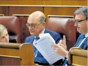  ?? Foto: Efe ?? El portavoz del PNV en el Congreso, Aitor Esteban, con dos de sus compañeros, Mikel Legarda e Idoia Sagastizab­al.