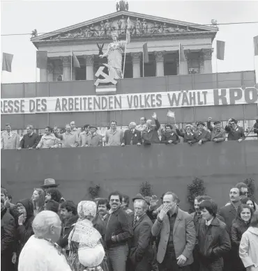  ?? Foto: picture-alliance/IMAGNO/Barbara Pflaum ?? 1. Mai Feier der KPÖ vor dem Parlament (1969)