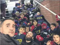  ??  ?? Royo hace el ‘selfie’ con los niños del Sub-10 de hockey hielo