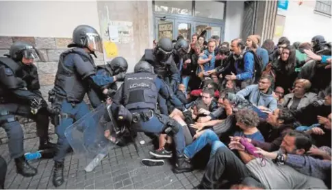  ?? // JAIME GARCÍA ?? Disturbios en Barcelona durante las votaciones del 1-O