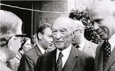  ??  ?? Ein weiteres Bild von der Rathaustre­ppe. Rechts neben Konrad Adenauer steht Emmerichs damaliger Bürgermeis­ter Willi Pieper.