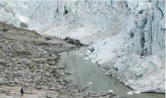  ??  ?? Photo prise par le chercheur Joe McConnell des glaciers situés non loin de Kangerluss­uaq, dans l’ouest du Groenland.