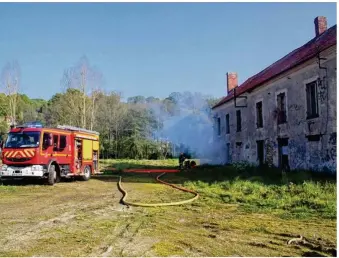  ??  ?? Les pompiers ont simulé de la fumée s’échappant du bâtiment pour faire croire à une explosion.