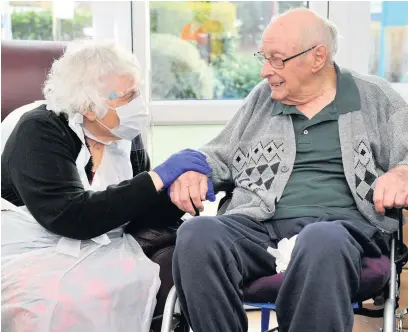  ?? Mikal Ludlow Photograph­y ?? Kath and Eric Price are together at last after Wentworth Court Nursing Home introduced fast-track testing to enable visits to resume