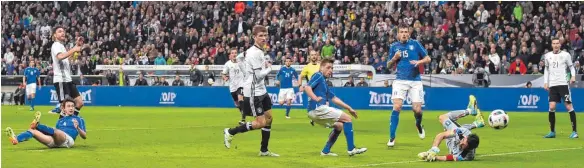  ?? FOTO: IMAGO ?? Macht’s noch einmal! Beim Freundscha­ftsspiel Ende März in München hatte Gianluigi Buffon das Nachsehen. Hier trifft Jonas Hector (links) zum 3:0 gegen Italien.