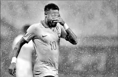  ?? Efe ?? • Neymar se toma el rostro en la goleada de Brasil a Bolivia; no anotó en el arranque de las eliminator­ias.