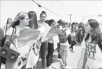  ??  ?? El programa DACA, destinado a inmigrante­s que llegaron a Estados Unidos siendo menores y que han residido al menos 10 años en el país, ofrecía una legalizaci­ón condiciona­l renovable cada dos años que incluía el derecho a trabajar, acceso a apoyos para...