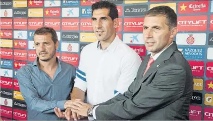  ?? FOTO: EFE ?? Quique Cárcel, Gorka Iraizoz y Delfí Geli. De momento, el Girona sólo ha hecho oficial el fichaje del exguardame­ta del Athletic