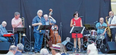  ?? Foto: Anna Hecker ?? Die sieben Musiker der Birdland Jazz Band präsentier­ten den traditione­llen Jazz auf dem Jakob Balde Platz eher von seiner ruhigen Seite. Mit der Konkurrenz – dem WM Auftakt von Deutschlan­d gegen Mexiko – konnten sie bestens leben.