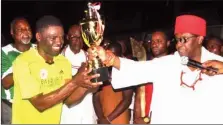  ??  ?? Oba Ewuare 11 (right) presenting trophy to Captain of Edo All Stars FC and Deputy Governor of the state, Rt Hon Philip Shaibu at the Samuel Ogbemudia Stadium in Benin... Saturday