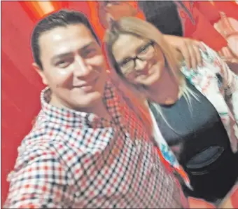  ??  ?? El intendente de Luque, Carlos Echeverría, en una selfie con Natalia Insfrán, funcionari­a que -según la denuncia- le atendió a doña Venancia Cáceres.