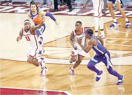  ?? [SARAH PHIPPS/ THE OKLAHOMAN] ?? Oklahoma's De'Vion Harmon (11) gets a loose ball during a 76-50 win against Kansas State on Tuesday at Lloyd Noble Center in Norman.