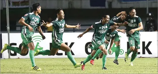  ??  ?? CHANDRA SATWIKA/JAWA POS MAIN MALAM: Para pemain PSMS merayakan kemenangan atas PSIS dalam laga semifinal di Stadion Gelora Bandung Lautan Api Sabtu malam (25/11).