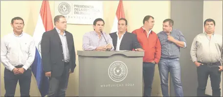  ??  ?? Darío Medina (i), Rubén Rousillón, Juan C. Baruja, Hugo González, Pedro Díaz Verón, Carlos Arrechea y Luis Benítez.