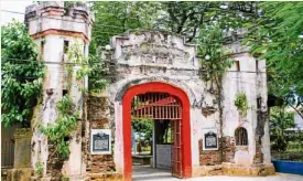  ??  ?? HISTORICAL SITE Plaza Cuartel is among the historical destinatio­ns at the city center of Puerto Princesa.