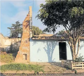  ??  ?? Pasado. Las viejas casas tomadas cuando empezaron las demolicion­es.