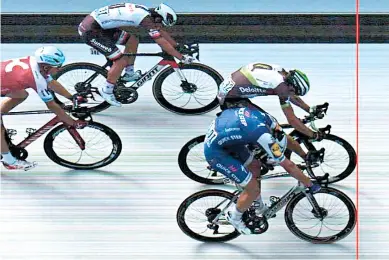  ?? AFP ?? Foto-finish en la meta de la séptima etapa. Kittel (azul) superó por milímetros al noruego Boasson Hagen.