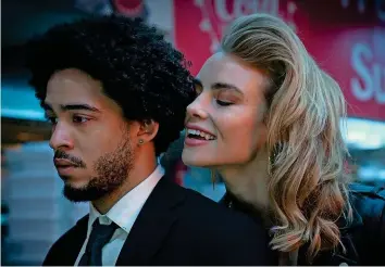  ?? NETFLIX ?? Wilde Nacht: Vampirin Zoe (Lucy Fry) und Student Benny (Jorge Lendeborg Jr.).