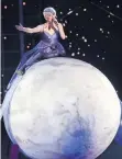  ??  ?? Daniela se montó en una luna para cantar “Equivocada”.