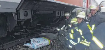  ?? FOTO: FEUERWEHR LAUPHEIM ?? Die Laupheimer Feuerwehr nahm das auslaufend­e Öl mit Wannen und Bindemitte­l auf.