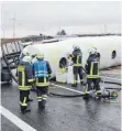  ?? FOTO: RALF ZWIEBLER ?? Die Feuerwehr sicherte die Unfallstel­le auf der A 8.