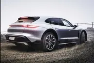  ?? ?? Reshaped rear end and off-road design elements, like wheel arch trims, protective aprons and side sills, define the Porsche Taycan Cross Turismo.