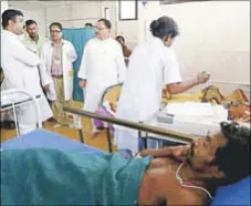  ?? PTI PHOTO ?? Union health minister JP Nadda and petroleum minister Dharmendra Pradhan meet the injured at a hospital in Bhubaneswa­r.