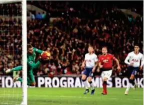  ??  ?? PROTAGONIS­TA. David De Gea ataja una pelota. Fue el más destacado en el Manchester United. AFP