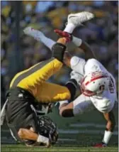  ?? JAE C. HONG — THE ASSOCIATED PRESS ?? Stanford safety Ben Edwards, right, tackles Iowa wide receiver Tevaun Smith during the first half of the Rose Bowl Friday in Pasadena, Calif.