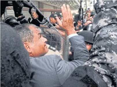  ?? Marcos pin/efe ?? Correa, al ingresar en la fiscalía para rendir testimonio, ayer, en Guayaquil